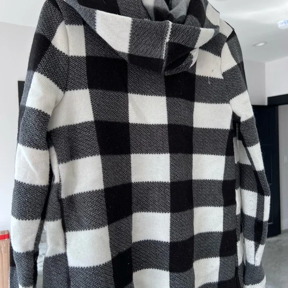 Buffalo plaid jacket with pockets. Inside fleece lining. - Picture 3 of 4